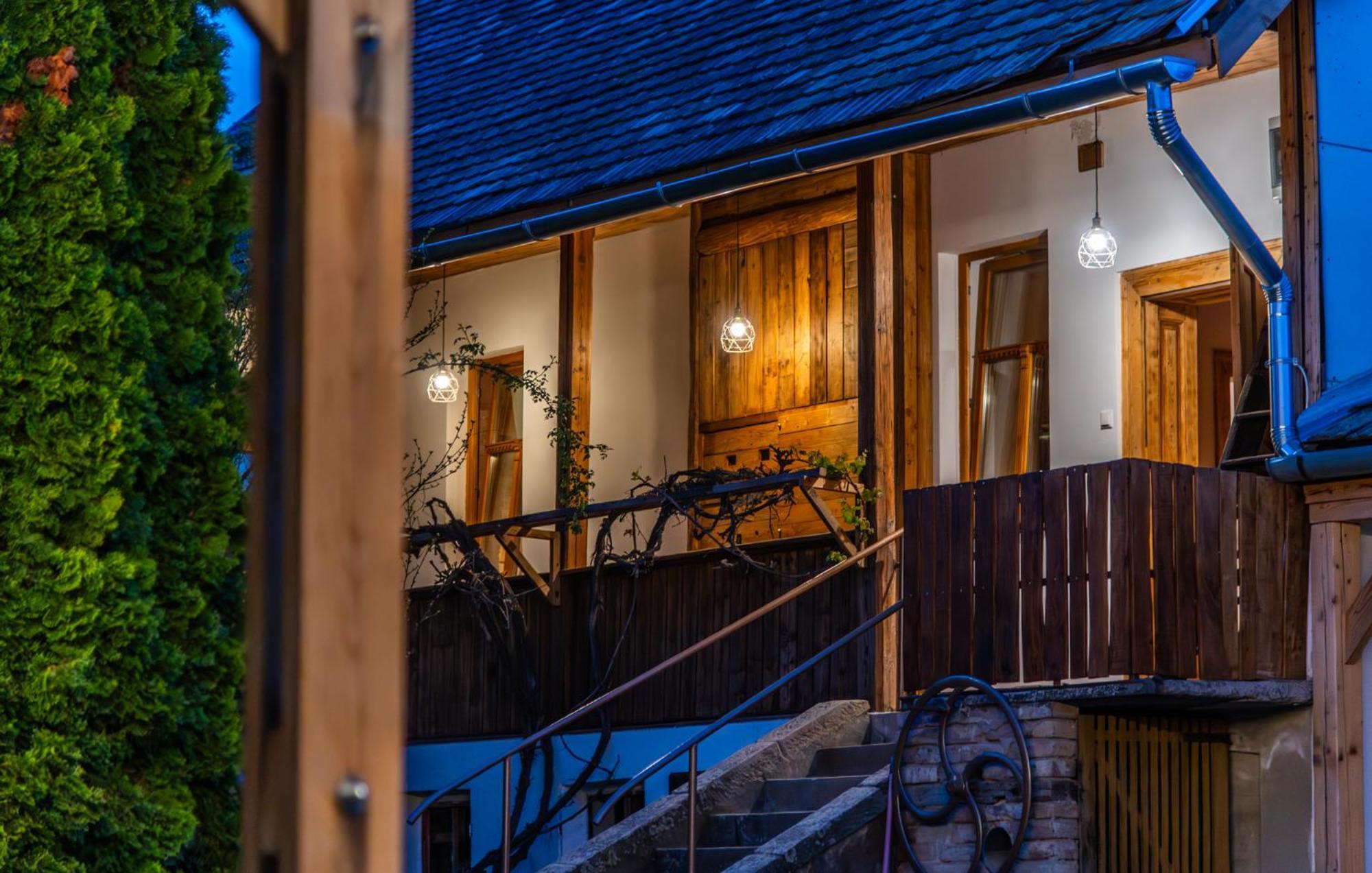 Minifaktura Loft Apartman & Reggelizo Es Etelbar Szokolya Esterno foto