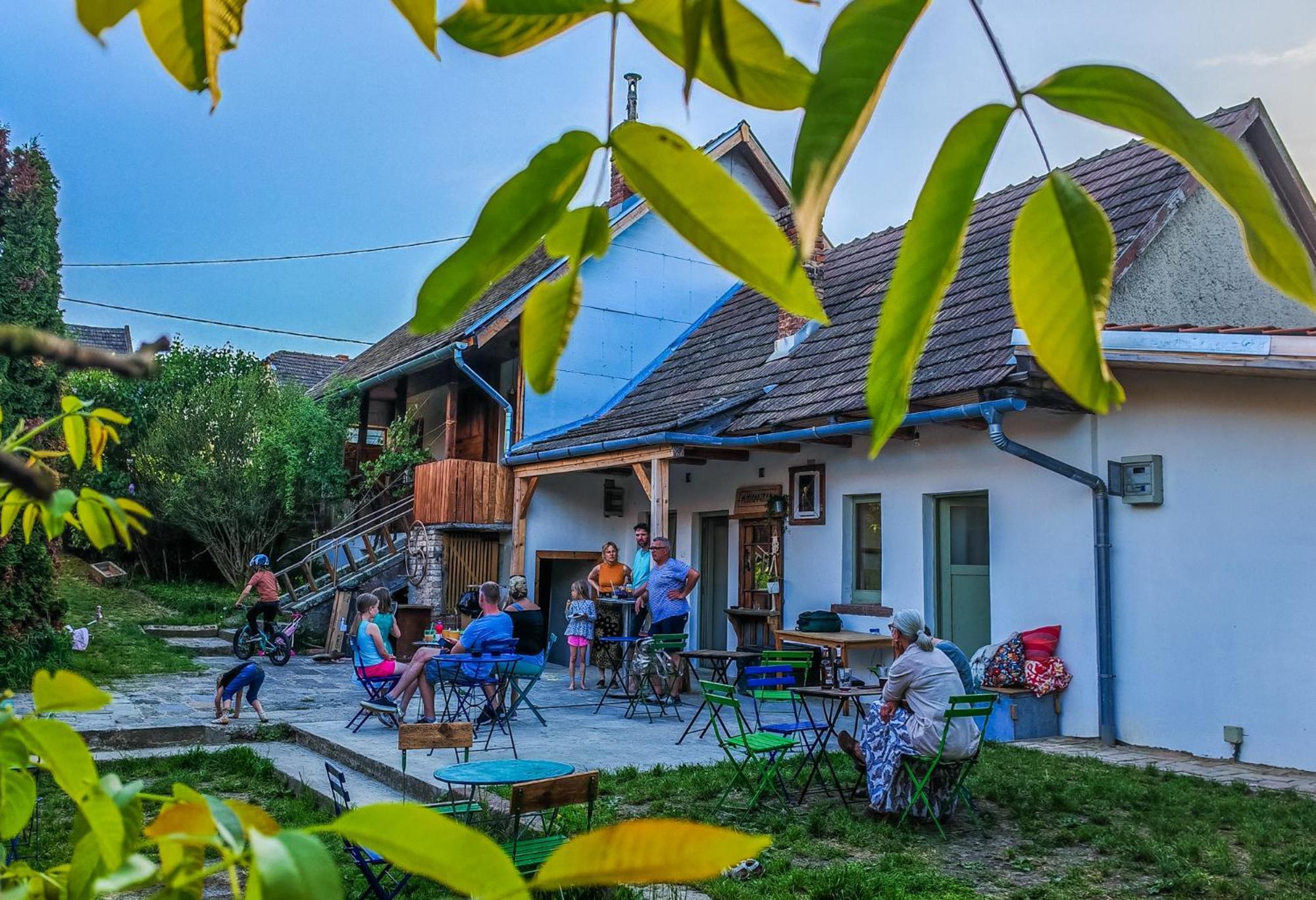 Minifaktura Loft Apartman & Reggelizo Es Etelbar Szokolya Esterno foto