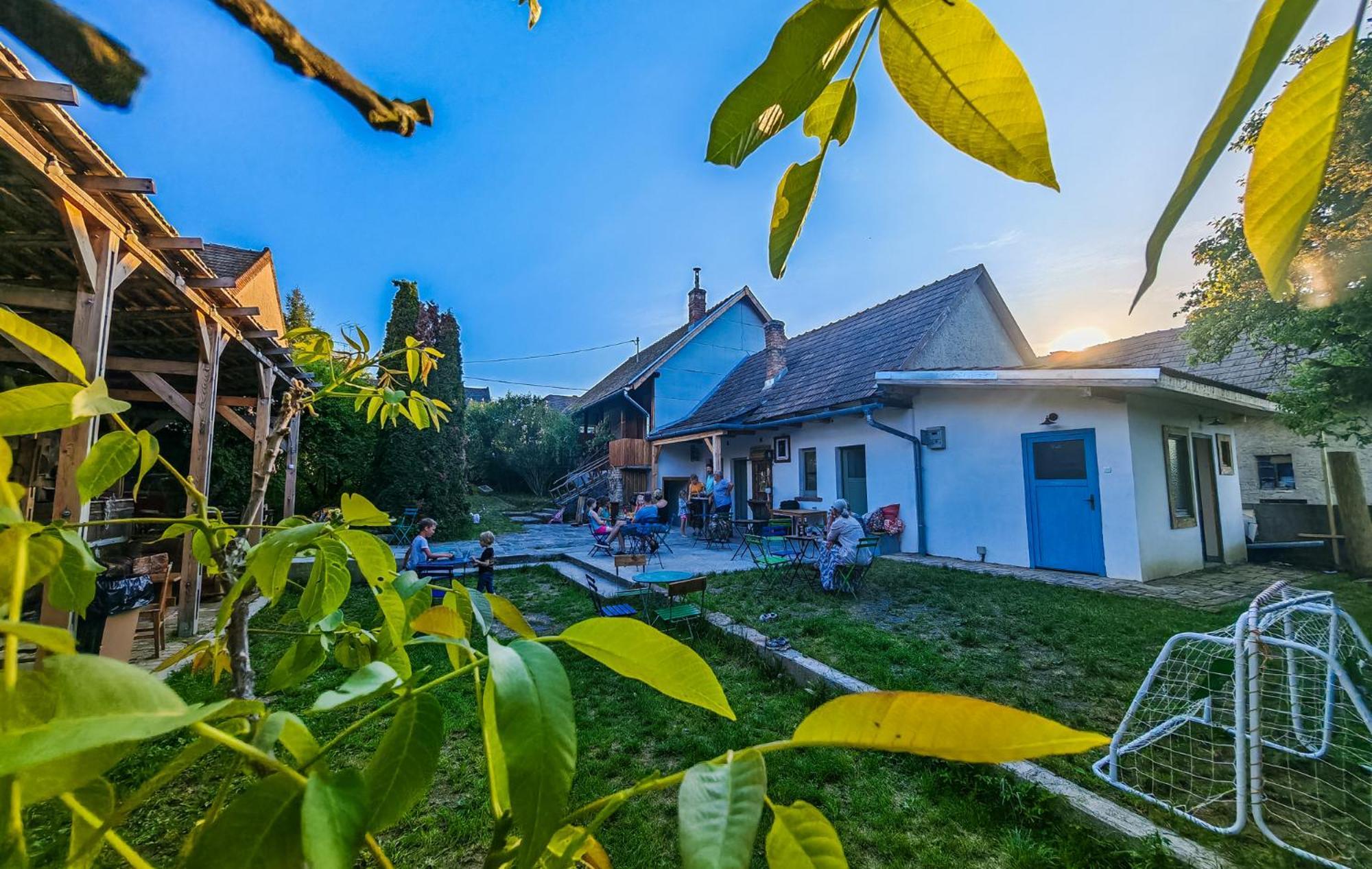 Minifaktura Loft Apartman & Reggelizo Es Etelbar Szokolya Esterno foto
